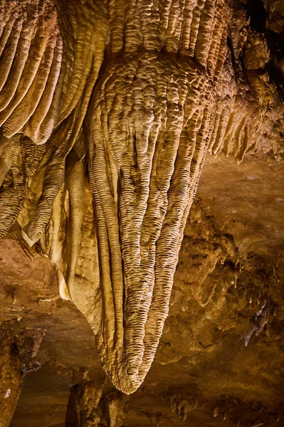 Clouse się fale w stalaktycie jaskini przyklejone do sufitu — Zdjęcie stockowe