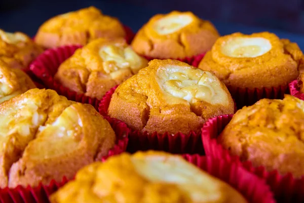 Bandeja de costas frescas e deliciosos muffins de abóbora com queijo creme — Fotografia de Stock