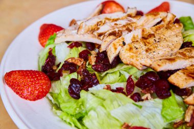 Yaban mersini ve cevizli lezzetli bir meyve ve tavuk salatası.