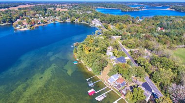 Rıhtımlar ve göl arazileriyle kaplı büyük göl havası.