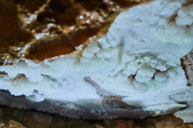 Mağara tavanı beyaz kristallerle dolu.