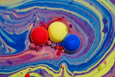 Renkli gökkuşağı yüzeyinde kırmızı, sarı ve mavi küreler