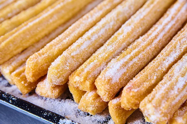 Bandeja de churros mexicanos recién horneados cubiertos de azúcar — Foto de Stock