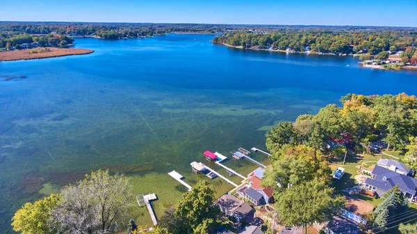 Rıhtımlı açık mavi göl üzerindeki göl arazilerini görüntüle — Stok fotoğraf