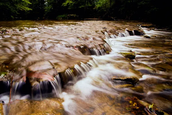 Vue rapprochée de petites chutes d'eau sur le plateau rocheux dans la rivière — Photo