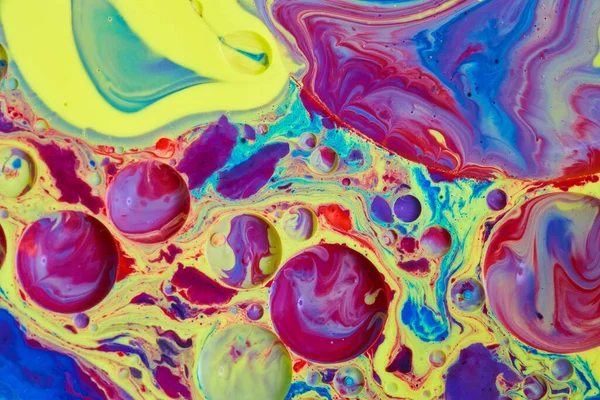 Mystisk regnbågsyta av vätska från akryl och olja — Stockfoto