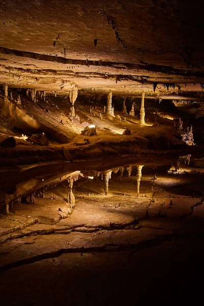 Espelho reflexivo de água em caverna com formações de estalagmites e estalactites — Fotografia de Stock