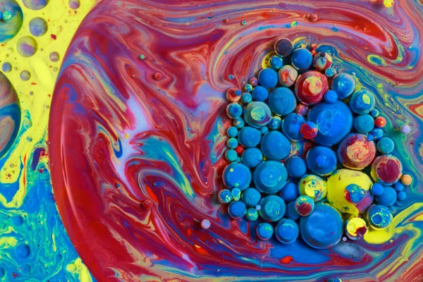 Regenboog ronde zijdeachtige oppervlak met cluster van kleurrijke acryl bollen — Stockfoto