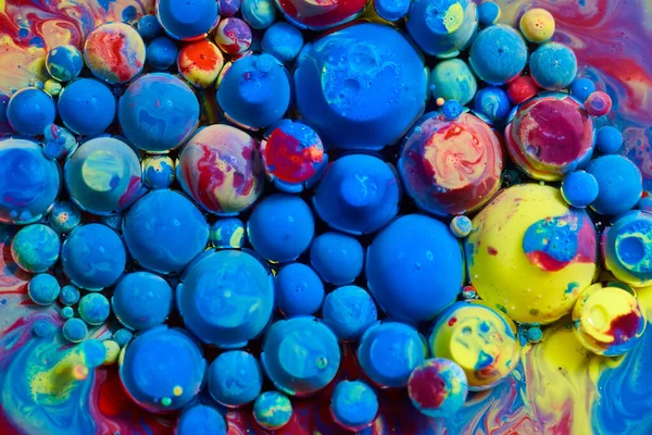 Textuur van bollen van acrylverf drijvend op het oppervlak in cluster — Stockfoto