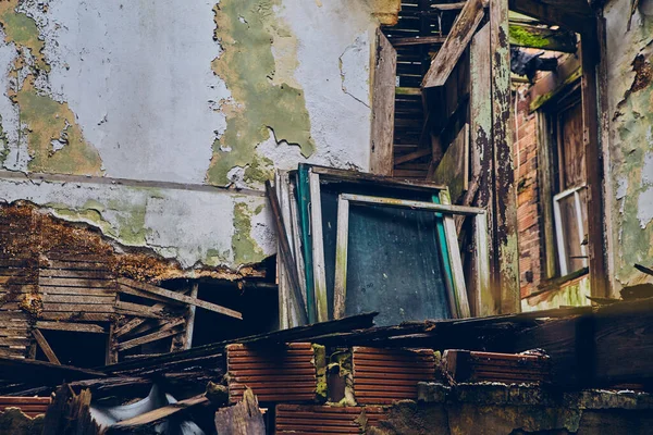 Abandoned building with collapsed floors and old wood frames — Stock Photo, Image
