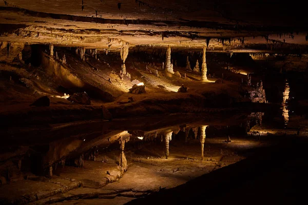 Duży staw odblaskowy, który wygląda jak lustro w jaskini ze stalagmitami i stalaktytami — Zdjęcie stockowe