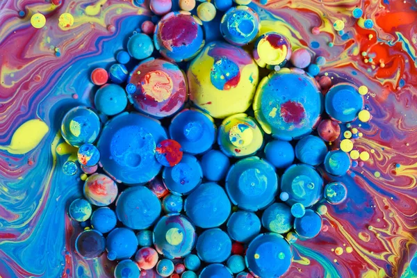 Μαγευτική συστάδα μπλε και ουράνιου τόξου σε πολύχρωμη μεταξένια επιφάνεια — Φωτογραφία Αρχείου