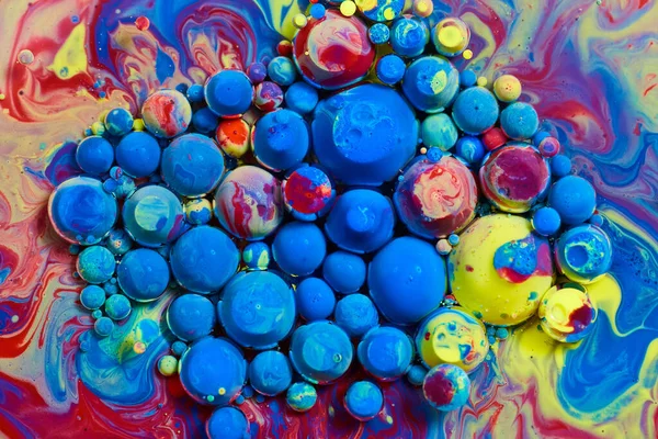 다채 로운 색깔의 무지개 공들 이 표면에 떠 있다 — 스톡 사진