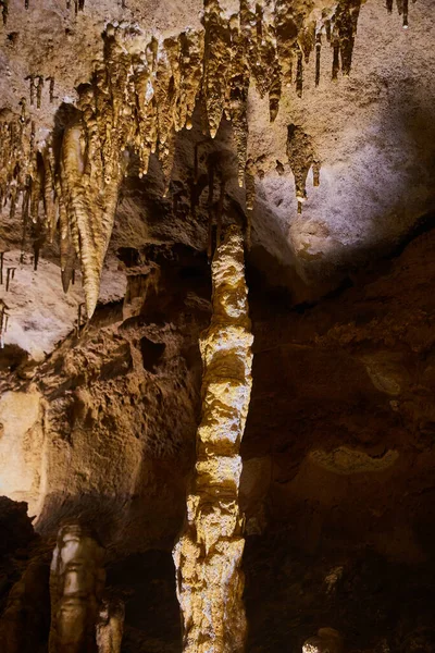 Великий сталагміт і сталіти в золотій печері — стокове фото