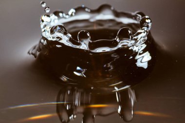 Altın bir ışıkla siyah beyaz bir şelale.