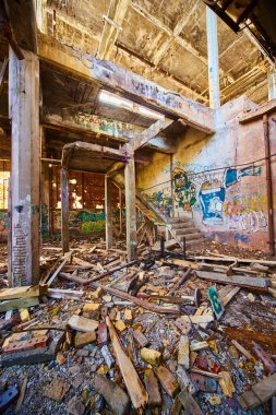 Hiçbir yere çıkmayan merdivenleri olan terk edilmiş bir binanın duvarına duvar yazısı.
