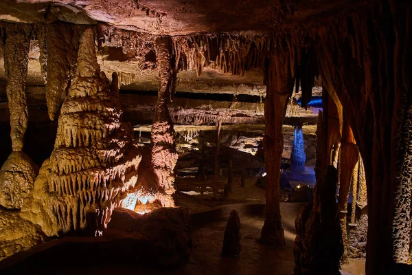 Woskowe stalagmity i stalaktyty wypełniające dużą jaskinię — Zdjęcie stockowe