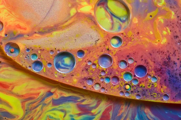 무지개 빛깔의 반짝 이는 액체 표면 과 시원 한 색깔의 구체 — 스톡 사진