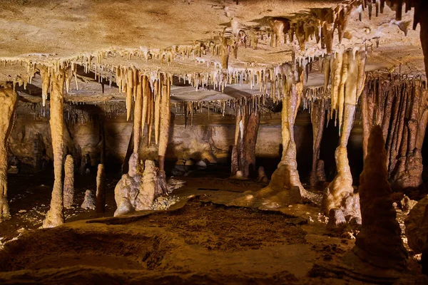 Formy stalagmitów i stalaktytów w jaskini z wąską przestrzenią spacerową — Zdjęcie stockowe
