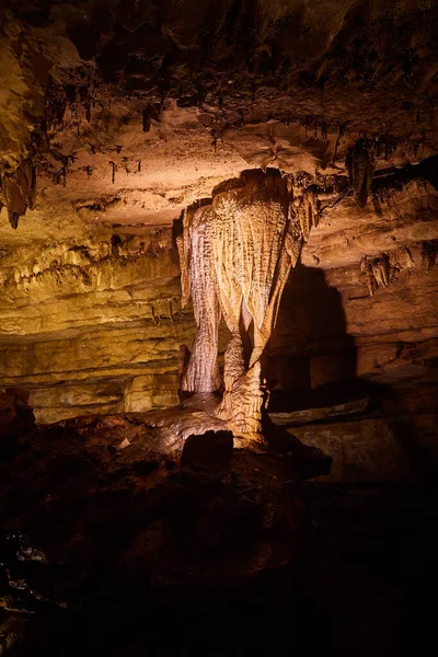 Vista de estalagmites grandes e estalactites que conectam na coluna da caverna — Fotografia de Stock