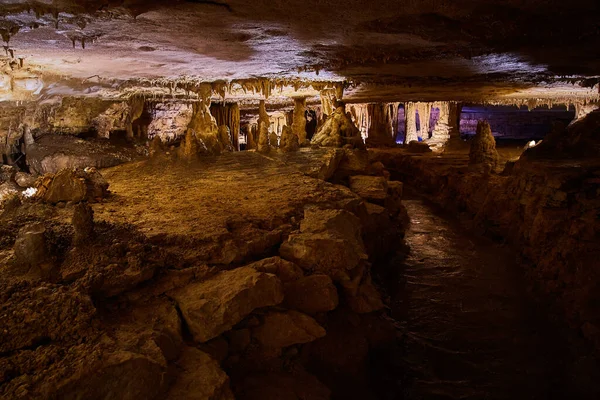 Wąska jaskinia wypełniona formacjami stalagmitów i stalaktytów — Zdjęcie stockowe