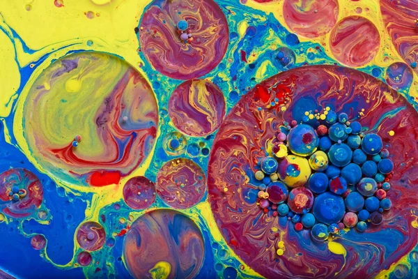 Σφαίρες και κύκλοι στην πολύχρωμη επιφάνεια του ουράνιου τόξου από κόκκινα, κίτρινα και μπλουζ — Φωτογραφία Αρχείου