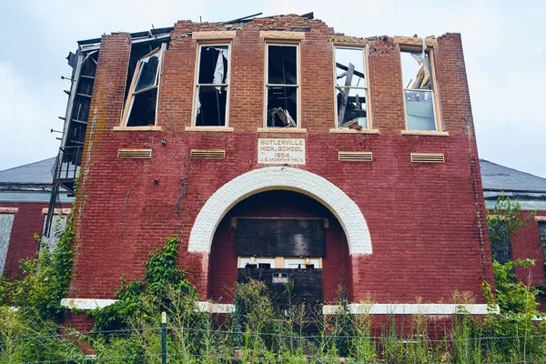 Petite école secondaire abandonnée de briques rouges avec fenêtres cassées et aucun panneau d'intrusion — Photo