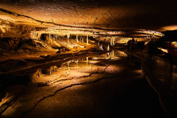 Formacje jaskiniowe stalagmitów i stalaktytów odbijające się w idealnie czystej wodzie, która jest jak lustro — Zdjęcie stockowe