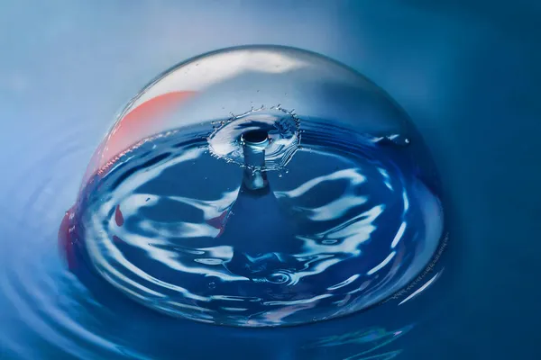 Buborék a kék felületen hullámzó vízcseppek összeomlik együtt — Stock Fotó