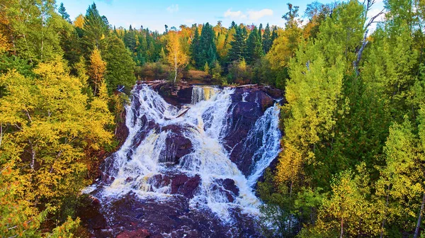 Viaje Aérea del bosque de otoño que rodea las cataratas del río Águila escarpada cascada acantilado —  Fotos de Stock