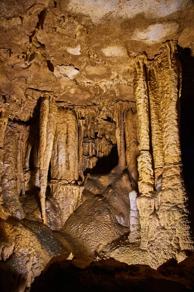 Formações de cavernas de marrom e amarelo no centro-oeste da América — Fotografia de Stock