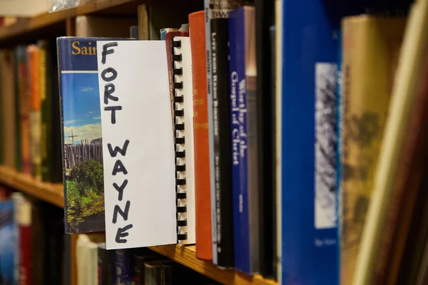 Fort Wayne signe sur l'étagère de la librairie dans l'Indiana — Photo