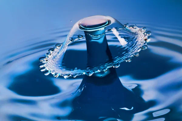 Gyönyörű esernyő a víz ütközés a kék víz — Stock Fotó