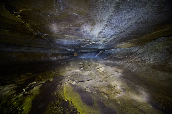 Wide cave that is short and has a smooth ceiling but a bumpy floor — Stock Photo, Image