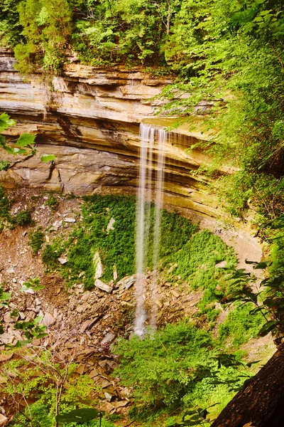 Вертикаль водопада потока в скалы от кривой скал — стоковое фото