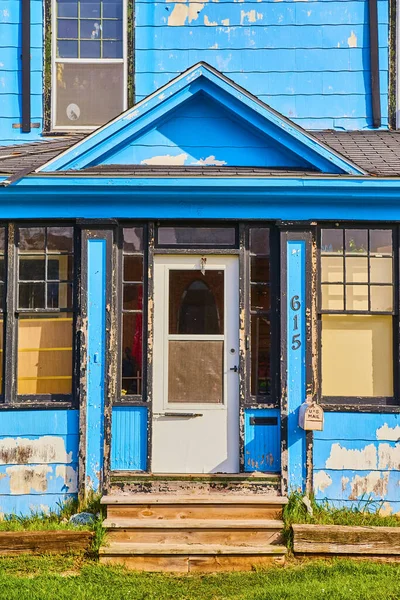 Kaupunkirakennus lohjennut sininen ja valkoinen maali 615 talo ja postilaatikko — kuvapankkivalokuva