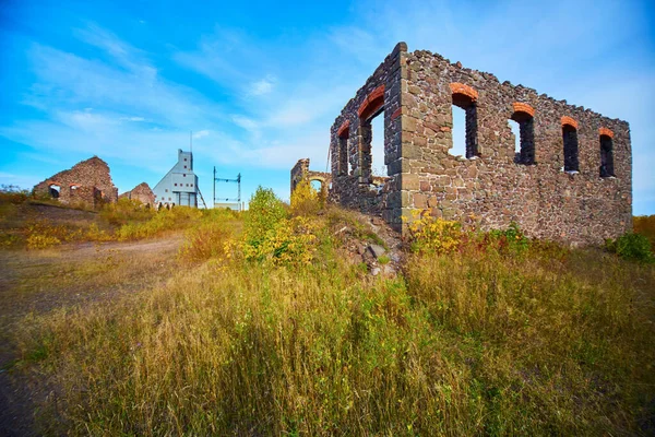 Edifícios abandonados com contornos de pedra e sem telhados — Fotografia de Stock