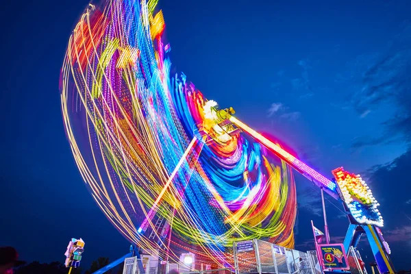 Carnaval e passeio justo pego em movimento e cheio de cor — Fotografia de Stock