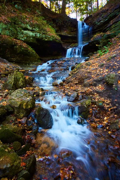 Cachoeira em ferradura com água branca e pedras que descem suavemente de um penhasco — Fotografia de Stock