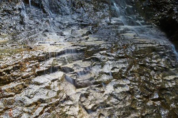 Eau descendant doucement la roche nue en cascade — Photo