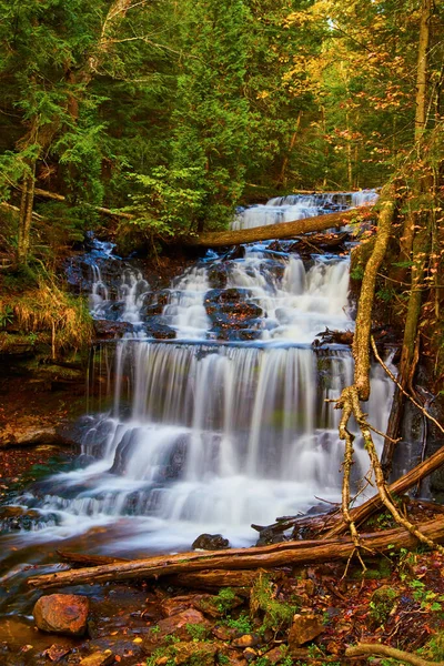 Cascades panoramiques en cascade sur plusieurs niveaux dans la forêt d'automne — Photo