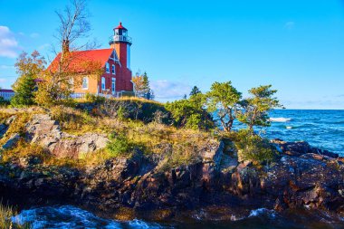 Kartal Limanı 'ndaki deniz fenerinde birçok renkten kayalık kayalar ve çalkantılı bir su denizi var.