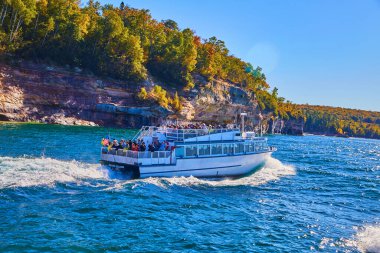 Michigan Gölü 'nde dalgalı dalgalar ve kayalıklarla Rocks tekne turu.