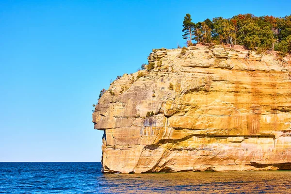 Pictured Rocks with blue and slightly choppy waters of the lake — Stock Photo, Image