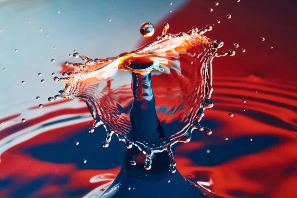 Blått och rött vatten med paraplysvamp av vatten — Stockfoto