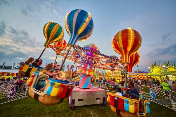 Balade de carnaval en montgolfière à une foire — Photo