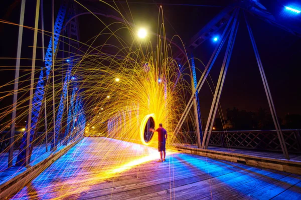 밤에 다리 위에서 불꽃을 튀기는 모습 — 스톡 사진