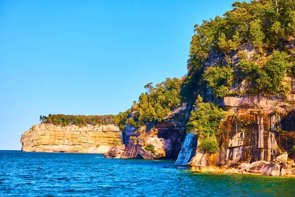 Resmedilmiş Kayalar uzak kayaların kıyısal görüntüsü — Stok fotoğraf