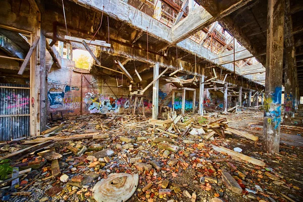 Elhagyott épület, beomlott tetővel és graffitivel a falon. — Stock Fotó