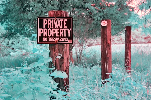 Señal de propiedad privada en un bosque de teca todo en infrarrojos —  Fotos de Stock